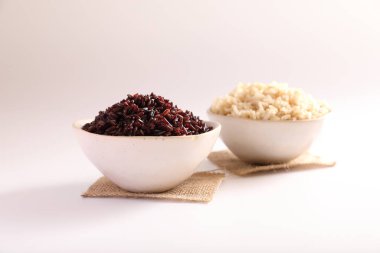 Beyaz arka planda izole edilmiş organik haşlanmış kahverengi pirinç.