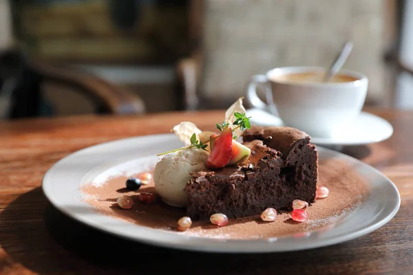 Bolo Chocolate Com Sorvete Sobremesa Café Mesa Madeira — Fotografia de Stock