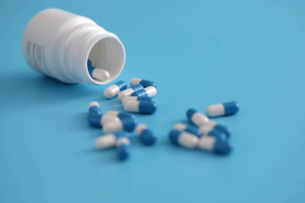 Pillen Capsules Met Fles Geïsoleerd Blauwe Achtergrond — Stockfoto