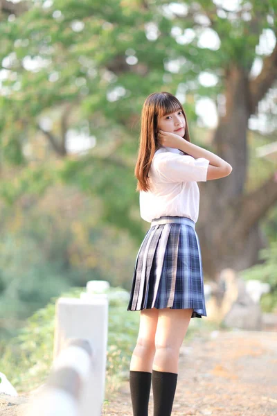 Schön Asiatisch Japanisch Schulmädchen Uniform Suche Bei Park Outdoor — Stockfoto