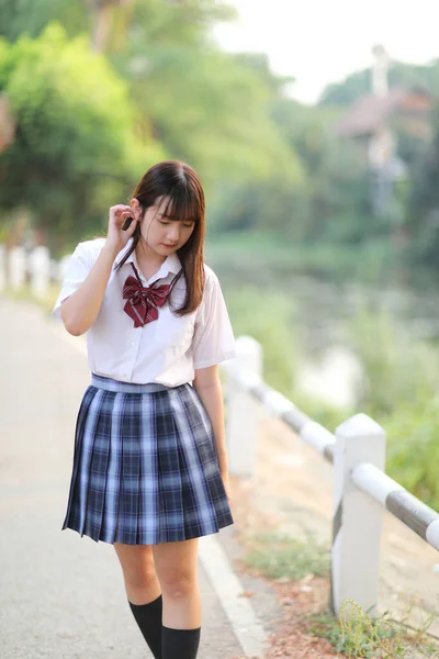 Belle Asiatique Japonais École Fille Uniforme Regarder Parc Extérieur — Photo