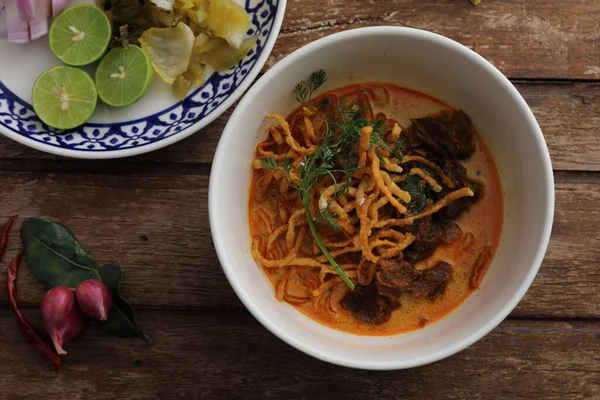 Cibo Locale Thailandese Settentrionale Egg Noodle Curry Con Carne Manzo — Foto Stock