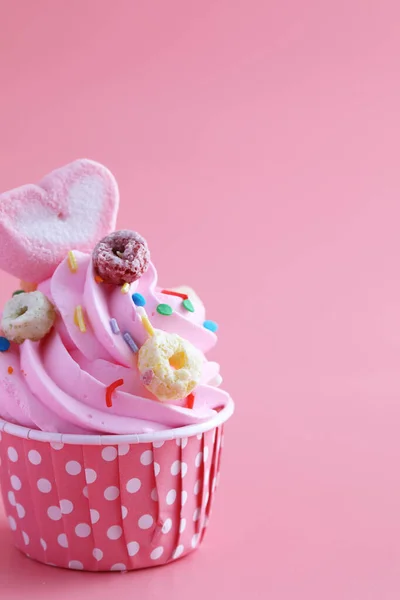 Cupcake Isolado Fundo Rosa — Fotografia de Stock