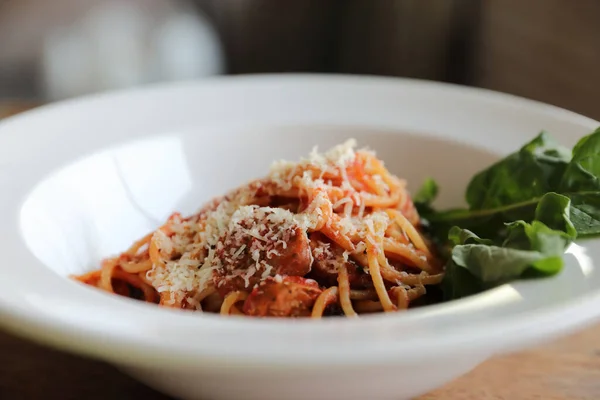 Espaguetis Boloñés Con Salchichas Italianas Salsa Tomate Con Queso Parmesano — Foto de Stock