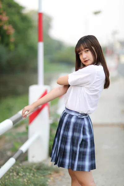 Bela Asiático Japonês Escola Menina Uniforme Olhando Para Parque Livre — Fotografia de Stock