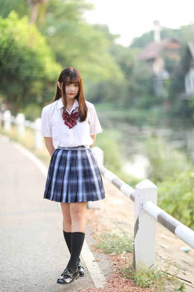 Красивая Азиатская Японская Школьная Униформа Девочки Глядя Парк Открытом Воздухе — стоковое фото