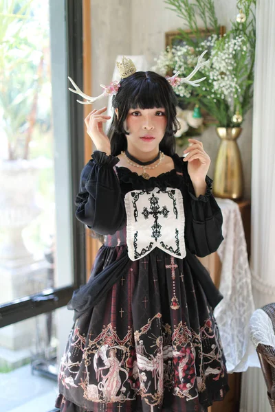 Porträt Von Asiatischen Mädchen Lolita Mode Kleid Vintage Garten Hintergrund — Stockfoto