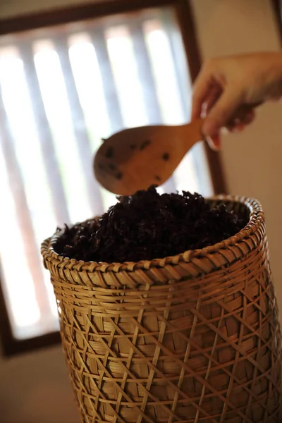 Riso Mirtilli Bollito Cesto Vimini Con Cucchiaio Primo Piano — Foto Stock