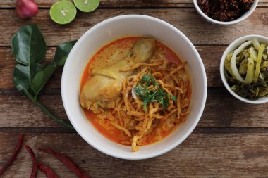 Kuzey Tayland yemekleri, ahşap arka planda tavuklu körili erişte.