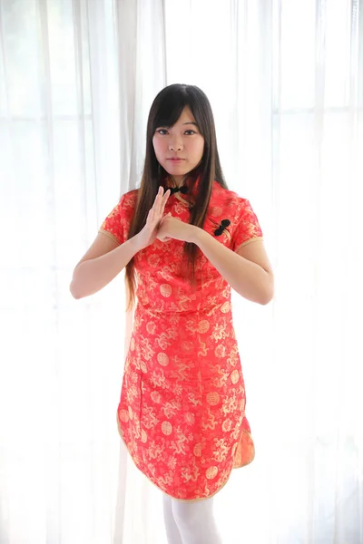 Mulher Beleza Usar Cheongsam Vermelho Olhando Sorrir Ano Novo Chinês — Fotografia de Stock