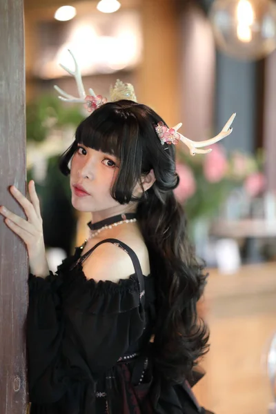 Porträtt Asiatisk Flicka Lolita Mode Klänning Vintage Trädgård Bakgrund — Stockfoto