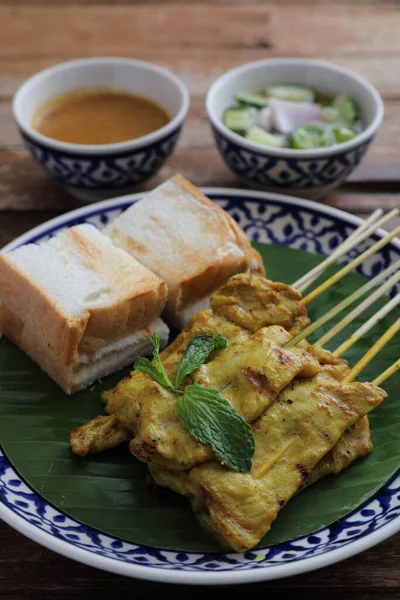 Local Thai Food Pork Satay Oeanut Dipping Sauce Isolated Wood — Stock Photo, Image