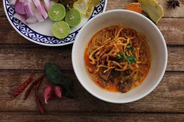 Lokal Makanan Thailand Utara Telur Kari Dengan Daging Sapi Latar — Stok Foto