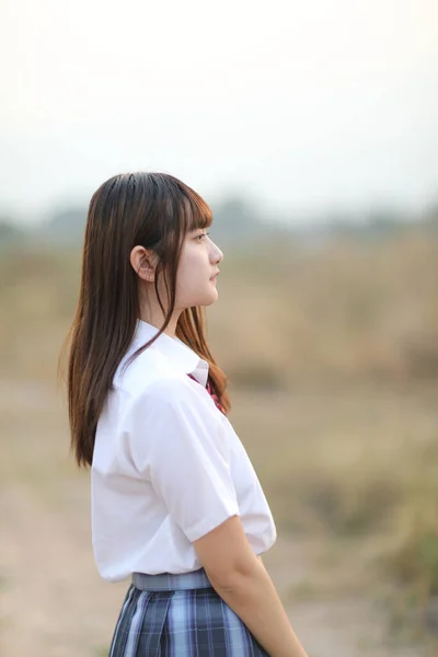 Bella Asiatico Giapponese Scuola Ragazza Uniforme Guardando Parco All Aperto — Foto Stock