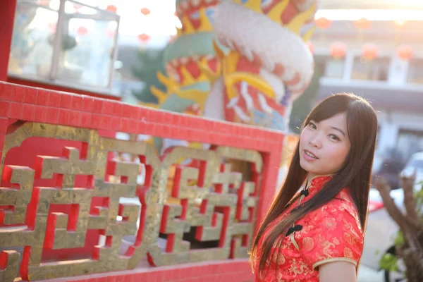 Mulher Beleza Usar Cheongsam Vermelho Olhando Sorrir Ano Novo Chinês — Fotografia de Stock