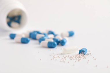 Beyaz arka planda izole edilmiş şişe kapsülleri