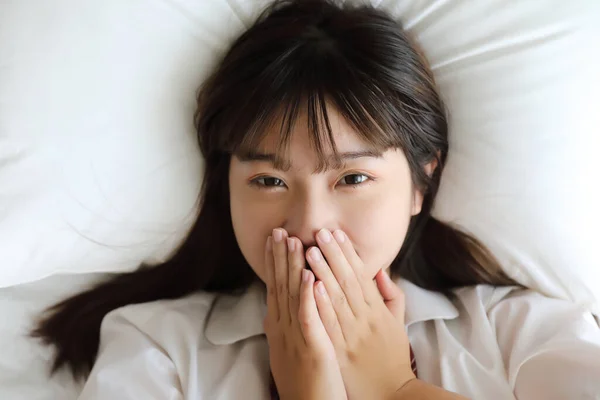 Retrato Japonés Escuela Chica Uniforme Dormir Mirar Cámara Blanco Tono — Foto de Stock