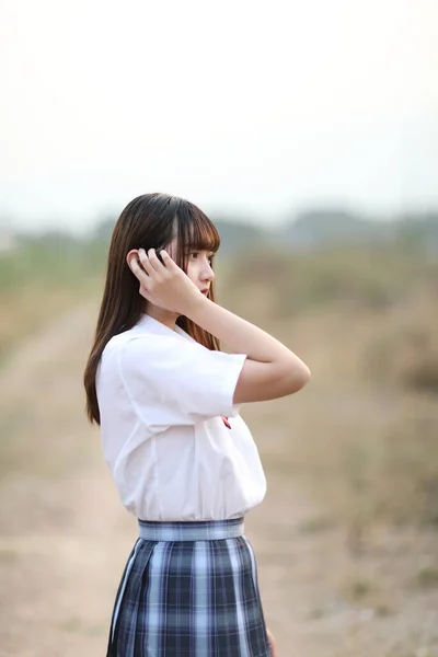 Hermosa Asiático Japonés Escuela Chica Uniforme Buscando Parque Aire Libre —  Fotos de Stock