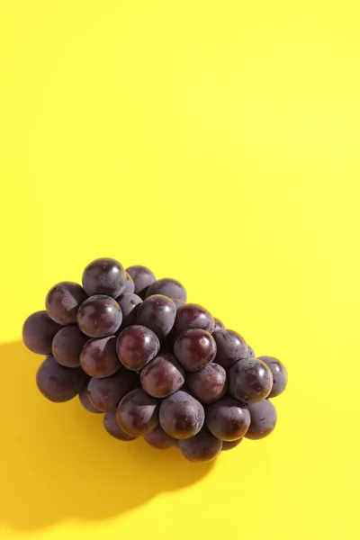 Raisins Rouges Isolés Fond Jaune — Photo