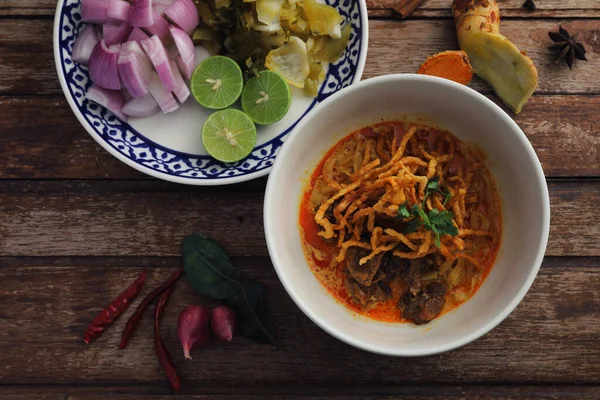 Lokaal Noordelijk Thais Eten Egg Noodle Curry Met Rundvlees Hout — Stockfoto