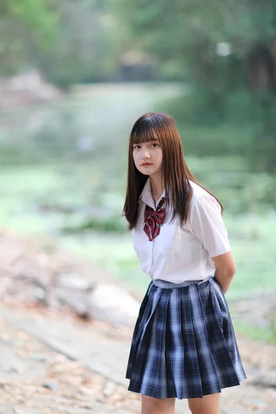 Vacker Asiatisk Japansk Skola Flicka Uniform Tittar Park Utomhus — Stockfoto