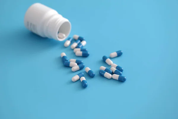 Pillen Capsules Met Fles Geïsoleerd Blauwe Achtergrond — Stockfoto