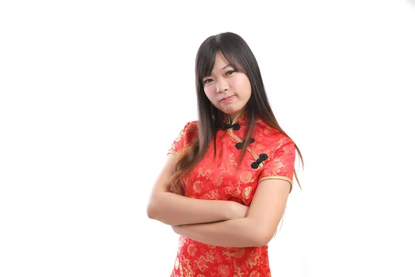 Güzel Kadın Kırmızı Cheongsam Giyer Çin Yeni Yılda Gülümser — Stok fotoğraf