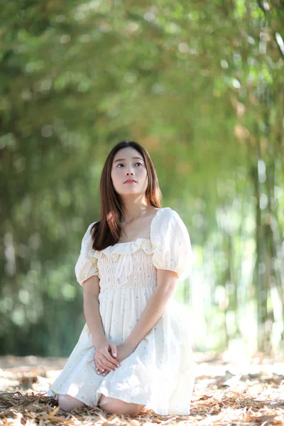 Mulher Bonita Com Vestido Branco Fundo Floresta Bambu — Fotografia de Stock