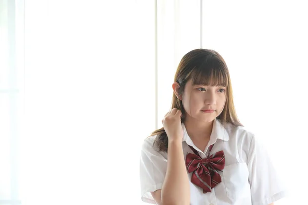 Retrato Japonés Escuela Chica Uniforme Blanco Tono Cama Habitación — Foto de Stock