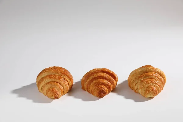 Croissant Isolado Fundo Wihite Com Luz Ensolarada — Fotografia de Stock