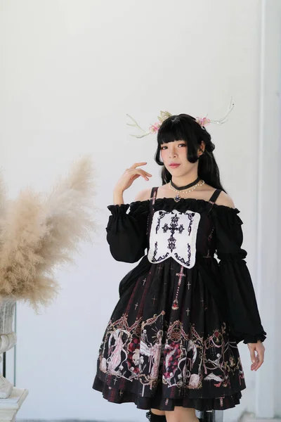 Portret Azjatki Dziewczyna Lolita Moda Sukienka Vintage Tle Ogród — Zdjęcie stockowe