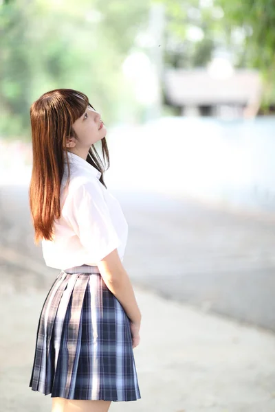 美丽的亚洲裔日本女生校服 看着户外公园 — 图库照片