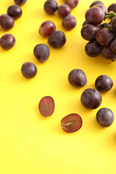Rote Trauben Isoliert Auf Gelbem Hintergrund — Stockfoto