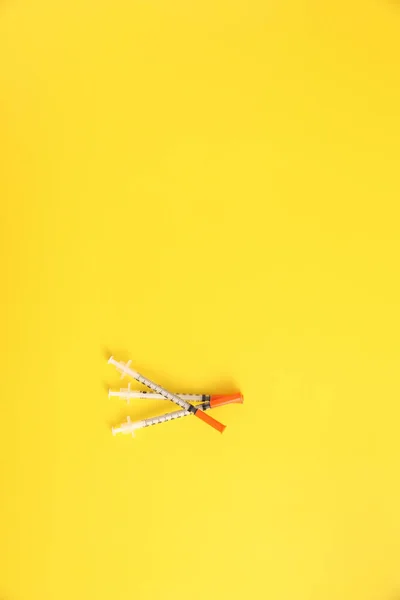 Injekční Stříkačka Izolovaná Žlutém Pozadí — Stock fotografie