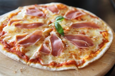 Kuru tedavi jambon ve fesleğen pizza