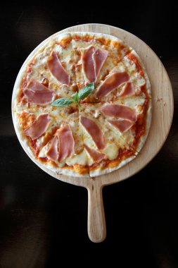 Kuru tedavi jambon ve fesleğen pizza
