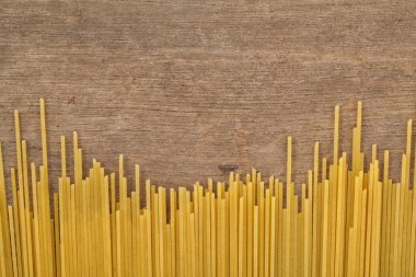 나무 배경 바 질 토마토 스파게티