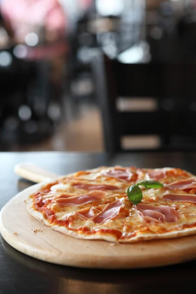 Pizza con jamón curado en seco y albahaca —  Fotos de Stock