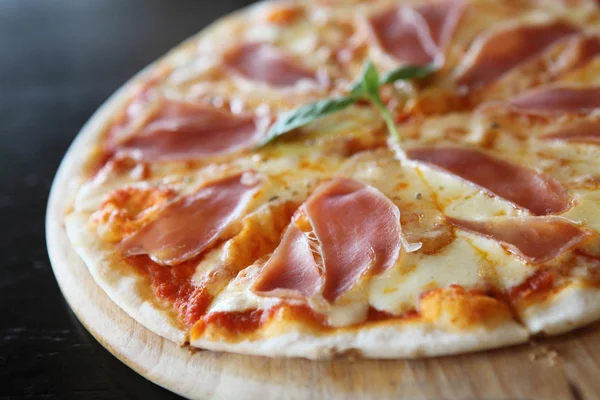 Pizza met droge gerookte ham en basilicum — Stockfoto