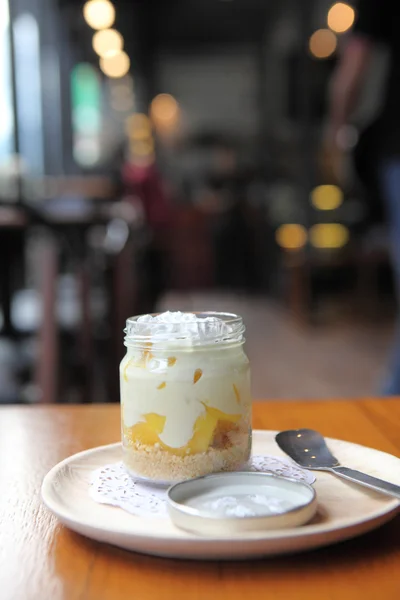 Mango with cream — Stock Photo, Image
