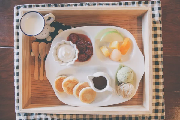 Pannenkoek met ijs en fruit — Stockfoto