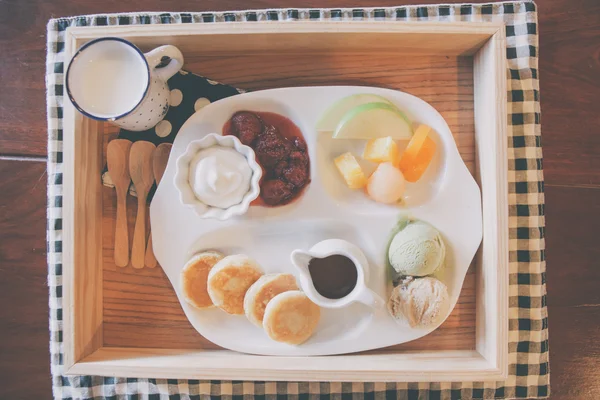 Panqueque con helado y fruta — Foto de Stock