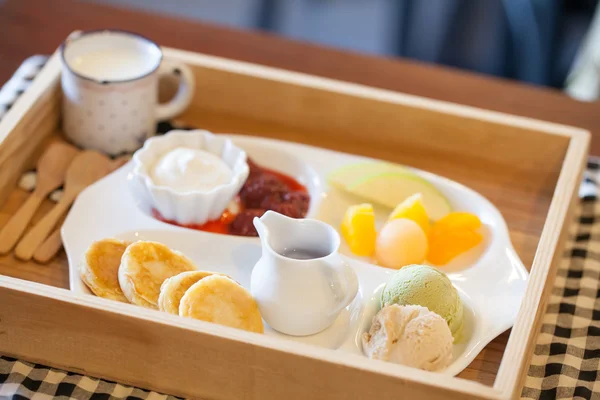 Panqueque con helado y fruta — Foto de Stock