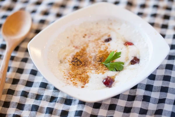 Yoğurt meyve salatası ile — Stok fotoğraf