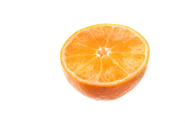 Rebanada de naranja aislada sobre fondo blanco —  Fotos de Stock