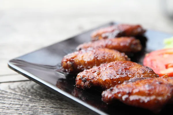 Pollo frito sobre fondo de madera —  Fotos de Stock