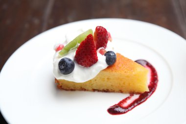 peynirli kek meyve ile