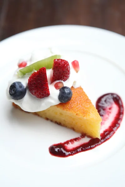 Bolo de queijo com frutas — Fotografia de Stock