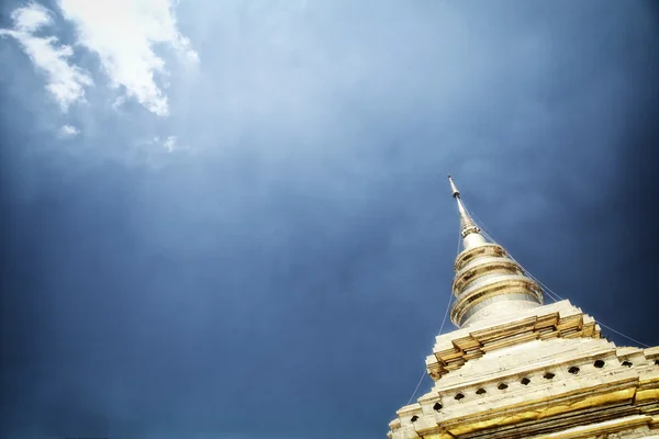 Пагода в голубом небе — стоковое фото