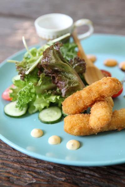 Salada com camarão frito — Fotografia de Stock